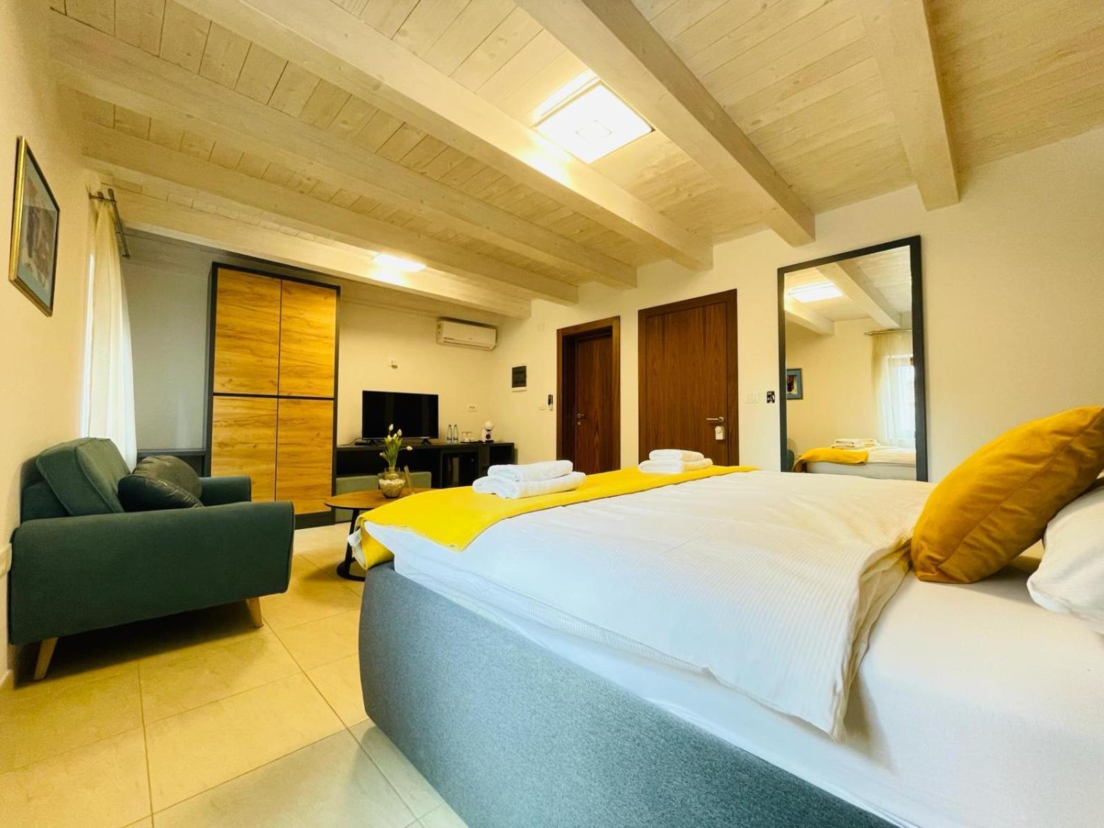 With Free Parking Apartment *