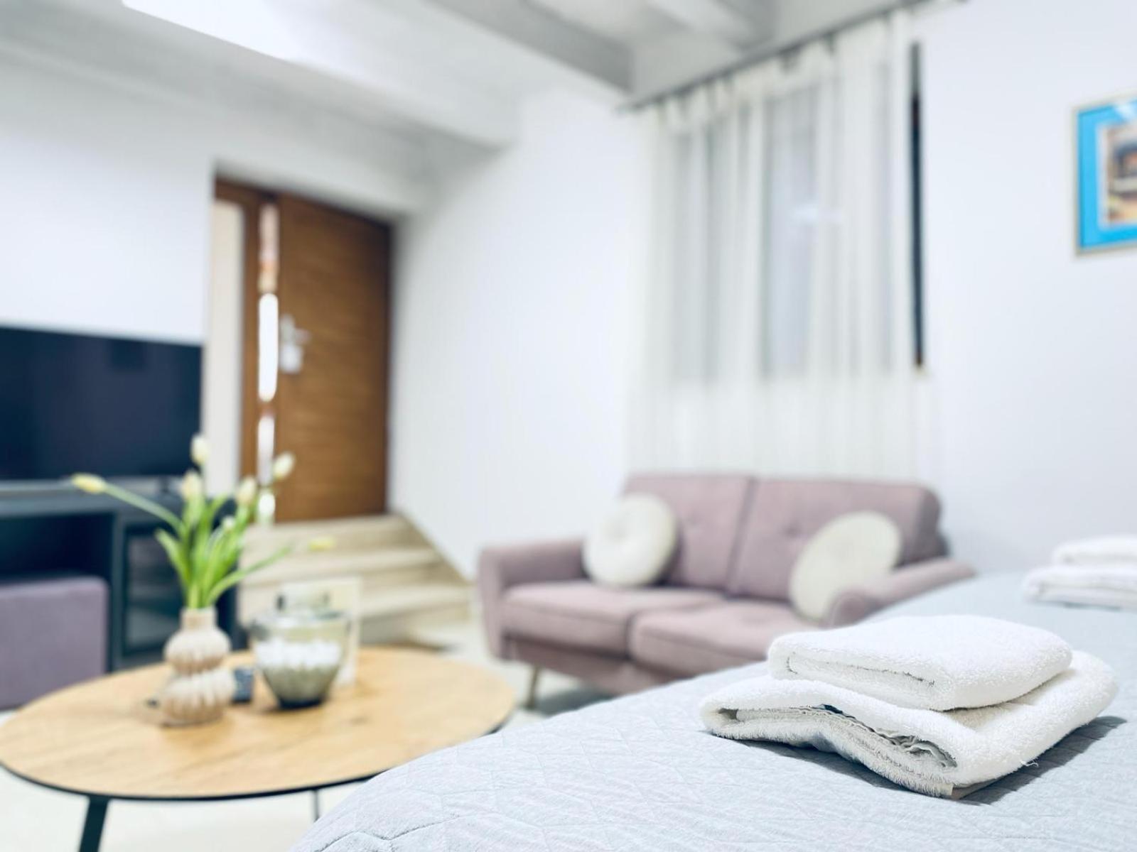 Apartment With Free Parking *