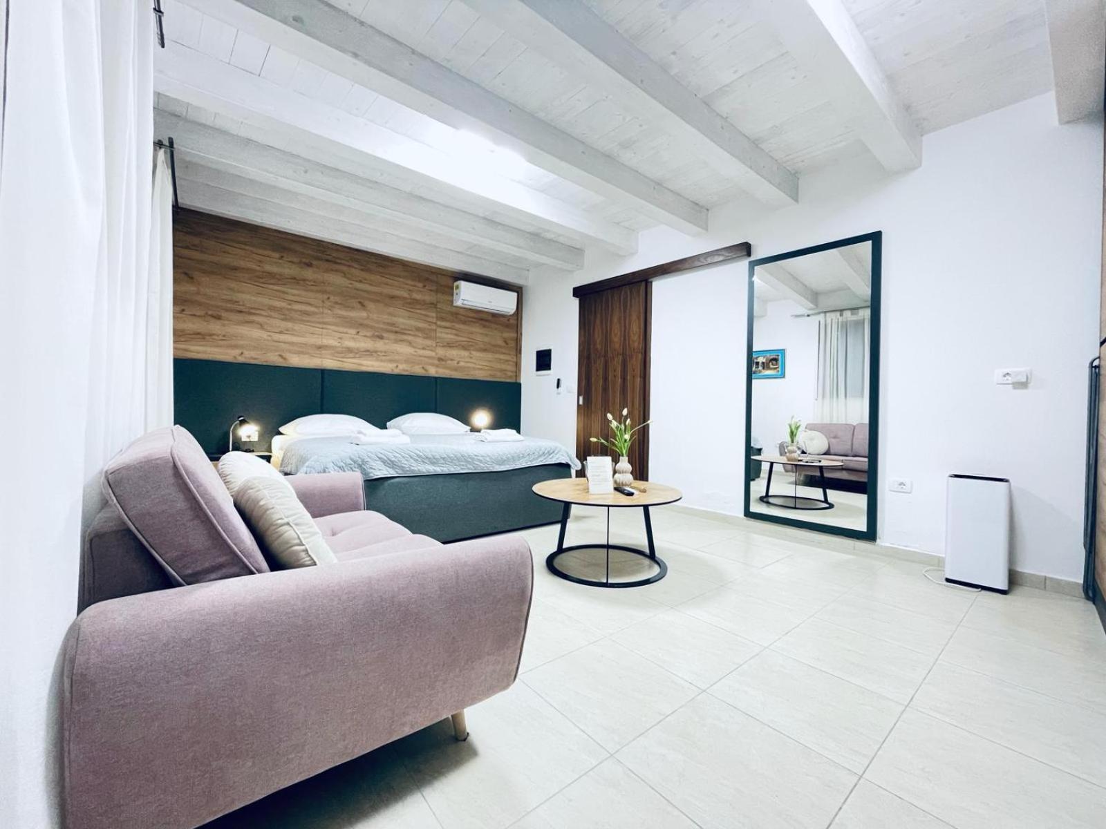 Apartment With Free Parking *