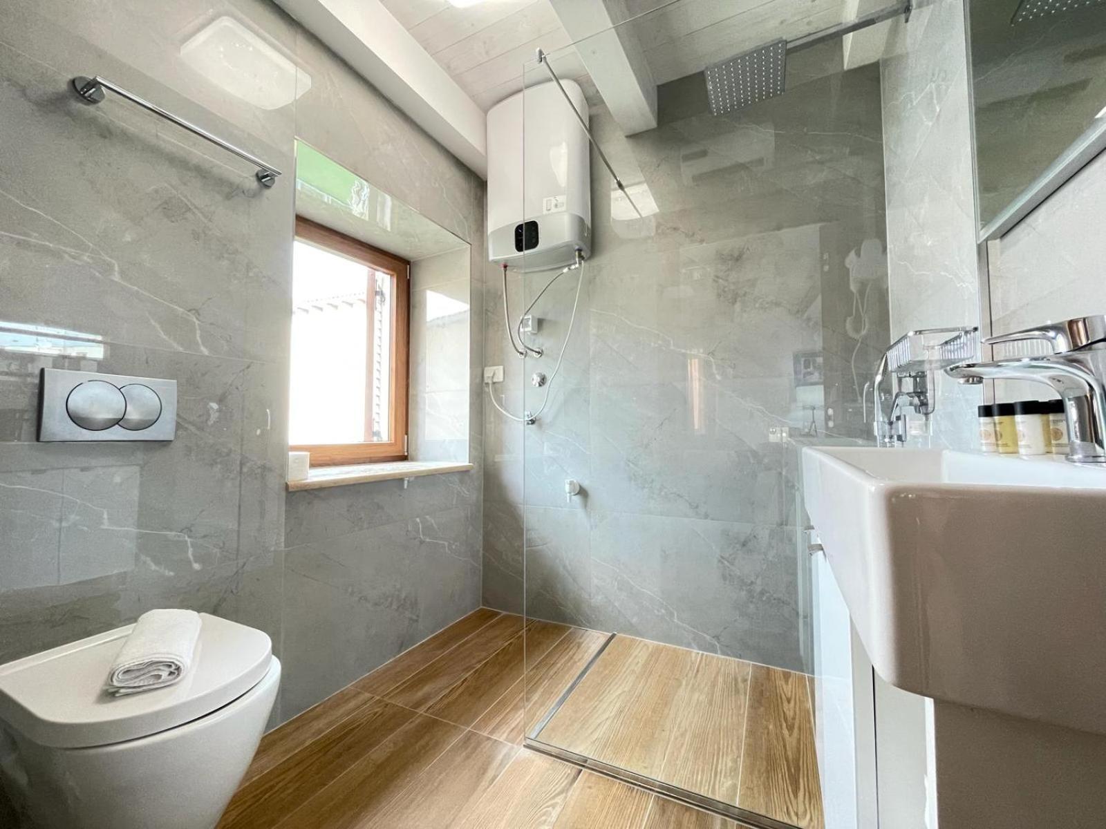 Apartment With Free Parking *